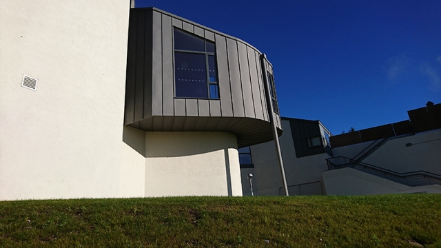 PROJECT: BON SECOURS CARE CENTRE, CORK MATERIAL: VM QUARTZ PLUS SYSTEM: TRADITIONAL STANDING SEAM INSTALLER: WEATHERSEAM LTD, CORK.