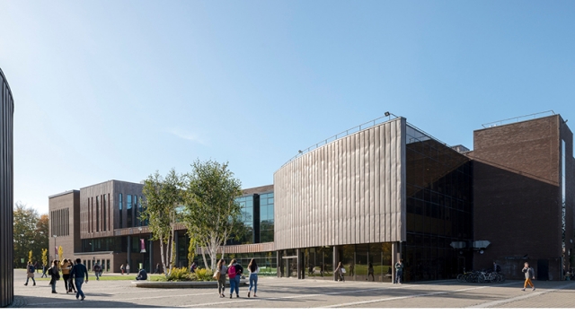 PROJECT: GLUCKSMAN LIBRARY, LIMERICK ARCHITECT: RKD ARCHITECTS MATERIAL: KME TECU CLASSIC COPPER SYSTEM: TRADITIONAL STANDING SEAM INSTALLER: AA QUINN ROOFING SOLUTIONS