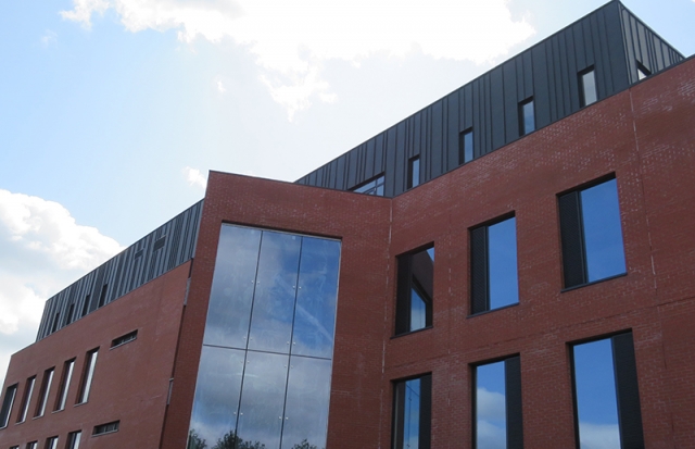 PROJECT: OFFICE BUILDING,WEAVERS COURT, BELFAST ARCHITECT: DOHERTY ARCHITECTS. MATERIAL: VM ANTHRA ZINC SYSTEM: TRADITIONAL STANDING SEAM CLADDING INSTALLER. EDGELINE METAL ROOFING LTD.